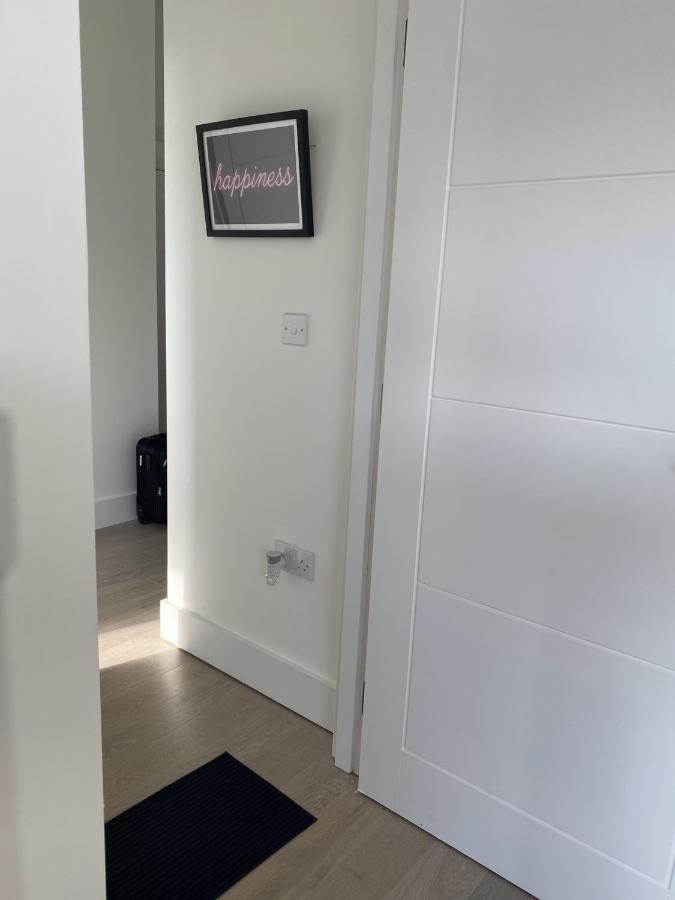 ميلتون كينيز Central Location, Parking, Wi-Fi, Modern Apartment المظهر الخارجي الصورة