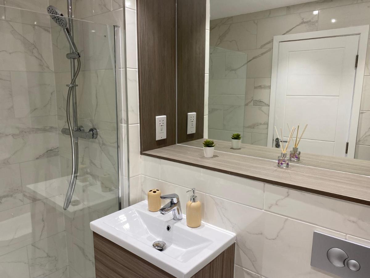 ميلتون كينيز Central Location, Parking, Wi-Fi, Modern Apartment المظهر الخارجي الصورة