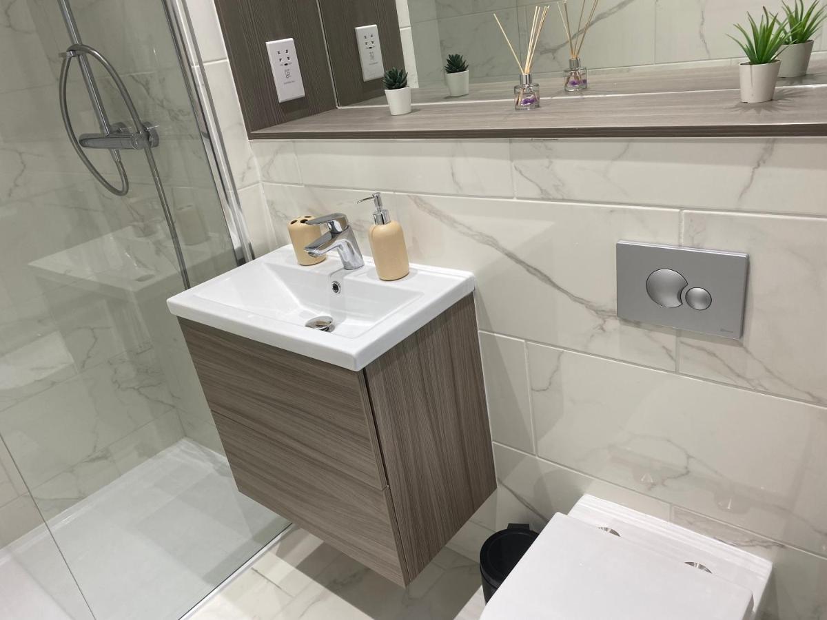 ميلتون كينيز Central Location, Parking, Wi-Fi, Modern Apartment المظهر الخارجي الصورة
